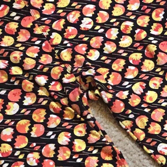 LuLaRoe TC Tulip Print Leggings w Black Background - Picture 3 of 5